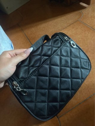 Borsa nera effetto raso con fiocco elegante