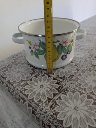 Pentola vintage smaltata con frutta