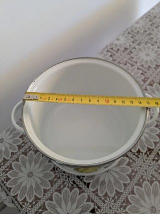 Pentola vintage smaltata con frutta