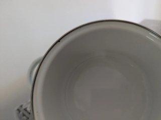 Pentola vintage smaltata con frutta
