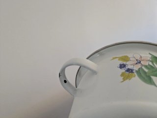 Pentola vintage smaltata con frutta