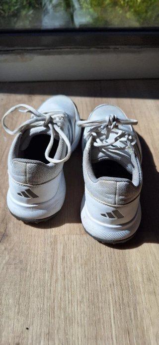 Zapatos de golf Adidas grises y blancos