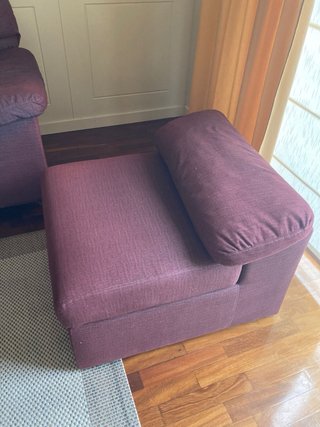 Sofá de 3 plazas y puf morado