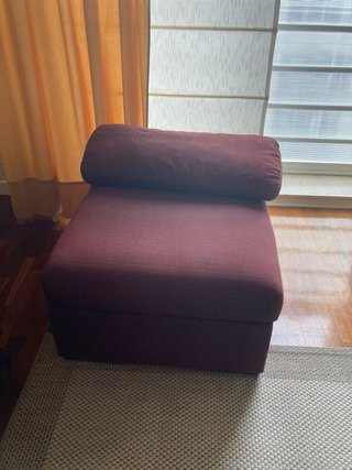 Sofá de 3 plazas y puf morado