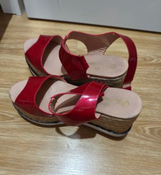 Sandalias rojas de plataforma.