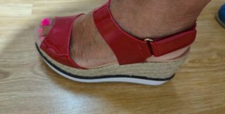 Sandalias rojas de plataforma.