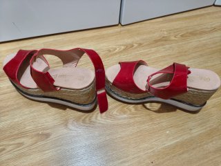 Sandalias rojas de plataforma.
