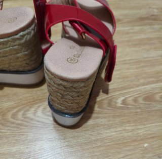 Sandalias rojas de plataforma.