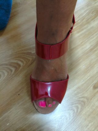 Sandalias rojas de plataforma.