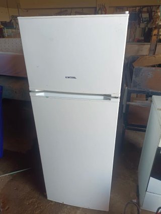 Nevera ICECOOL blanca y cocina de gas