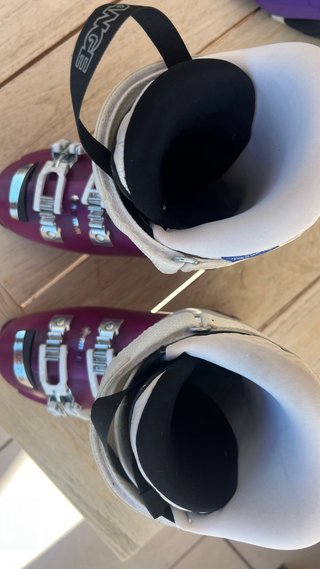Botas de esquí Lange Moradas, casco S y su mochila
