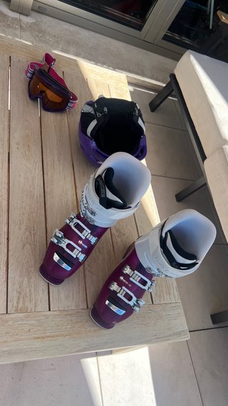 Botas de esquí Lange Moradas, casco S y su mochila