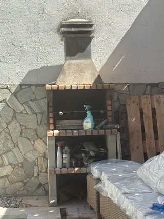Barbacoa de obra con chimenea