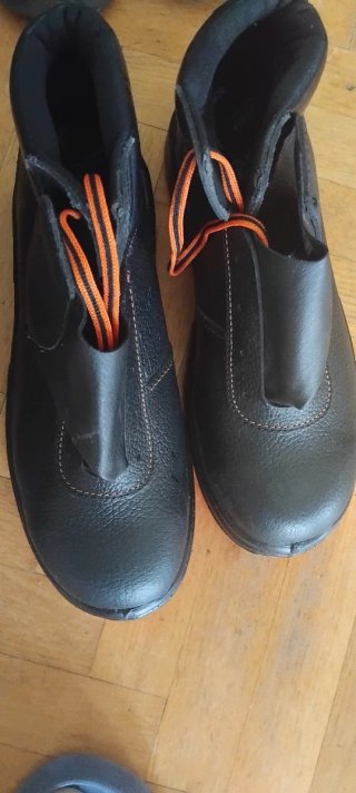 Zapatos de trabajo talla 41 y cascos