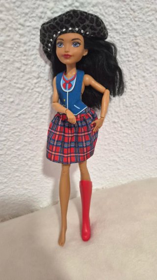 Muñeca Barbie con traje de colegiala