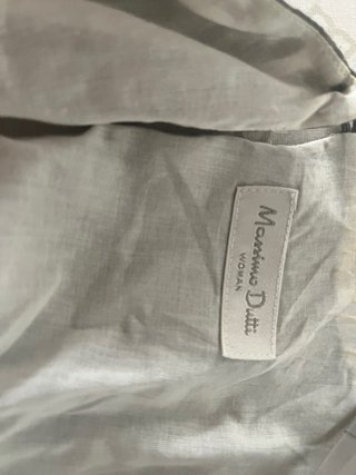 Vestido gris con cinturón negro y pedrería