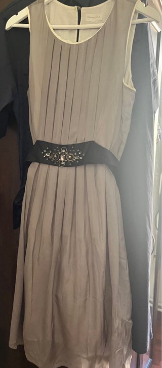 Vestido gris con cinturón negro y pedrería