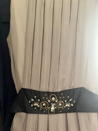Vestido gris con cinturón negro y pedrería
