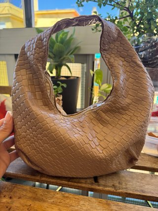 Bolso de mano tejido color coñac