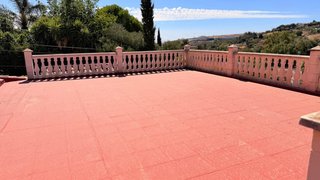 Terreno con casa y piscina Estepona