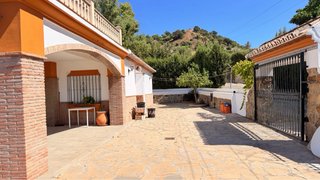 Terreno con casa y piscina Estepona