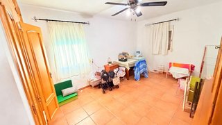 Terreno con casa y piscina Estepona