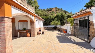 Terreno con casa y piscina Estepona