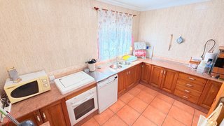 Terreno con casa y piscina Estepona