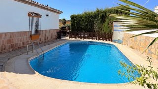 Terreno con casa y piscina Estepona