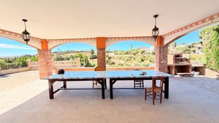 Terreno con casa y piscina Estepona
