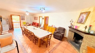 Terreno con casa y piscina Estepona
