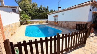 Terreno con casa y piscina Estepona