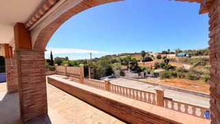 Terreno con casa y piscina Estepona