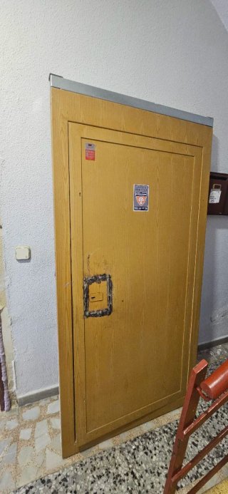 Puerta blindada de banco