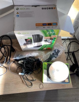 Xbox 360 con 2 mandos y juegos