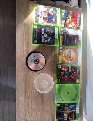 Xbox 360 con 2 mandos y juegos