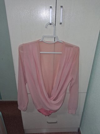 Body rosa de manga larga de tela fina