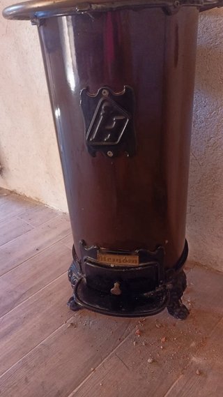 Estufa de leña metálica