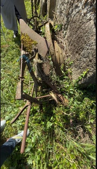Arado antiguo de hierro con ruedas