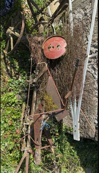 Arado antiguo de hierro con ruedas