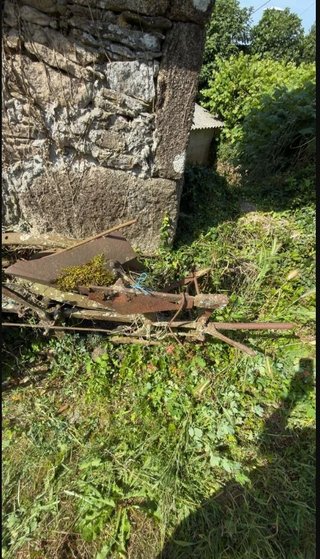 Arado antiguo de hierro con ruedas