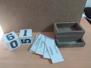 Calendario de mesa de madera