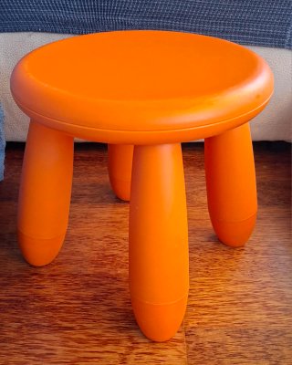 Taburete infantil naranja