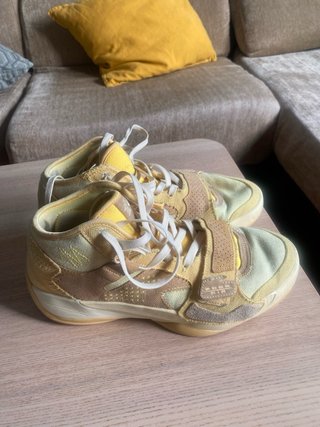 Air Jordan Zion 2 Beige/Amarillo