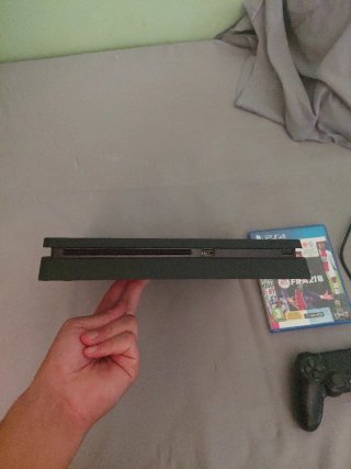 Ps4 Slim 1TB Sony Negra con FIFA 21 y FIFA 23