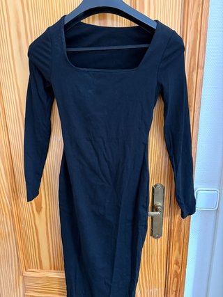Vestido negro manga larga escote cuadrado