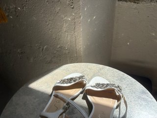 Sandalias blancas con pedrería