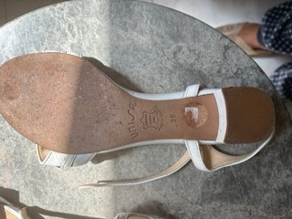 Sandalias blancas con pedrería