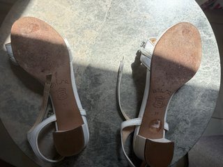 Sandalias blancas con pedrería