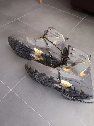 Botas de montaña hombre grises y doradas
